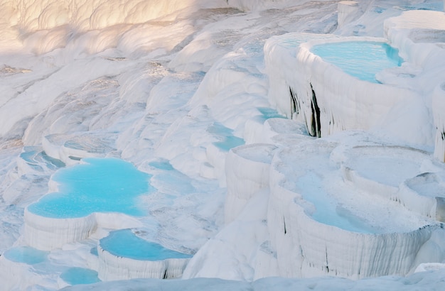 Piscinas de travertino de água azul no Pamukkale