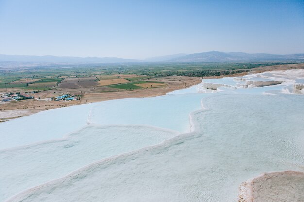 Foto piscinas e terraços naturais de travertino, pamukkale, turquia