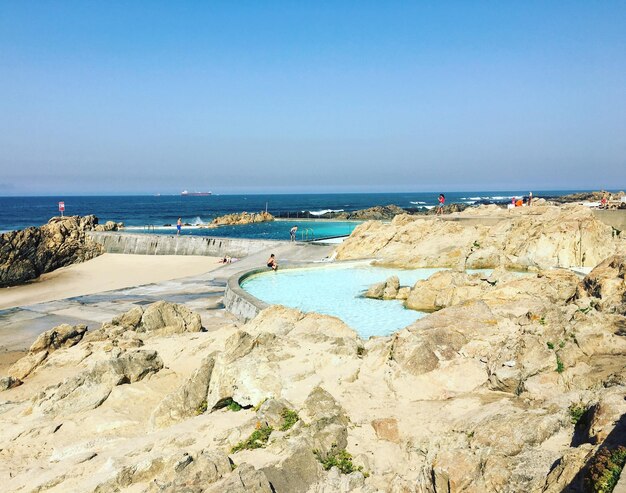 Foto piscinas de mares por el mar contra un cielo despejado