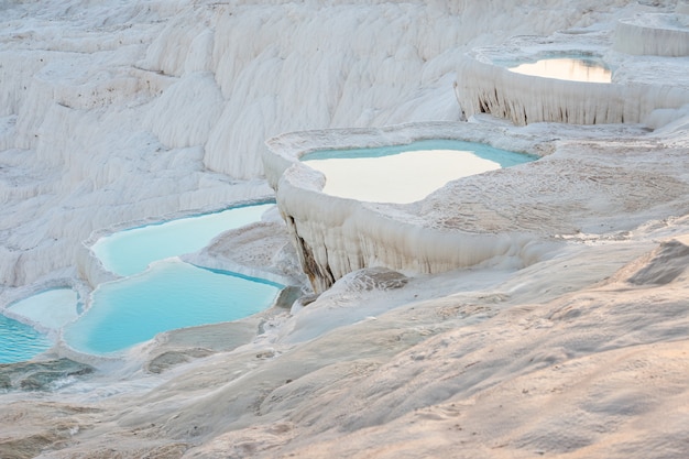 Piscinas naturais de travertino e terraços com água em Pamukkale