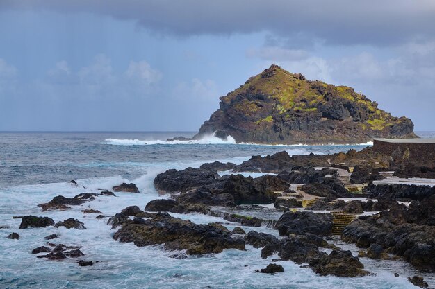 Foto piscinas naturales en el pueblo de garachico en la isla canaria de tenerife