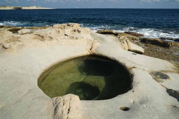 piscinas de san pedro malta agujero de formación rocosa en las rocas