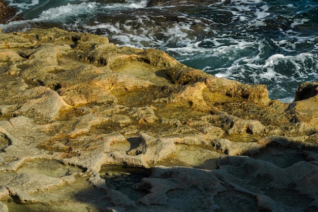 piscinas de san pedro malta agujero de formación rocosa en las rocas