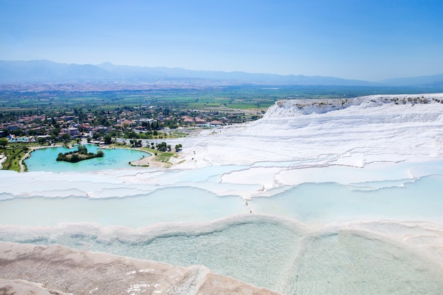 Foto piscinas y terrazas de travertino de pamukkale.