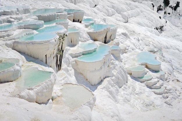 Piscinas de travertino de agua azul cian en la antigua Hierápolis, ahora Pamukkale, Turquía