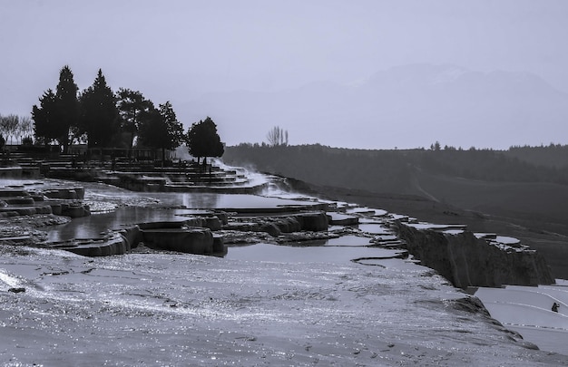 Piscinas de travertino natural en blanco y negro en Pamukkale Pamukkale Turquía