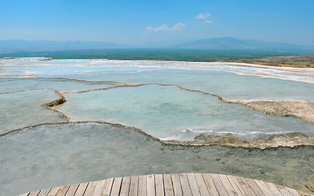 Piscinas de travertino y terrazas en el paisaje de Pamukkale Turquía