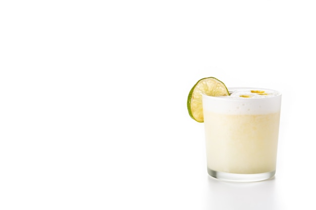 Pisco saurer Cocktail isoliert auf weiß mit Kopienraum.Traditioneller peruanischer Cocktail