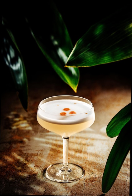 Pisco sour - coquetel peruano e chileno clássico em ambiente tropical