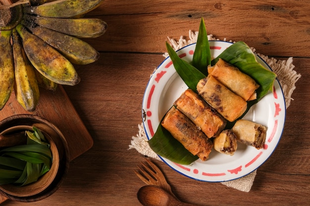 Piscok- oder Bananenschokolade, traditionelle Snacks aus Indonesien. aus gebratener Banane in Frühlingsrollenhaut, gefüllt mit Schokoladen- und Käsescheiben.