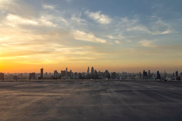 Foto el piso de cemento con el fondo del paisaje urbano por la noche en bangkok, tailandia