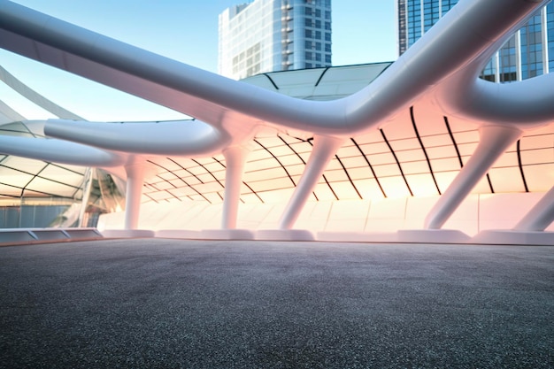 Piso de concreto vacío con edificio futurista.