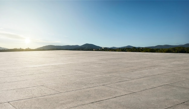 Foto piso de concreto vacío con fondo de montaña natural