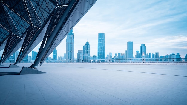 Piso cuadrado vacío con paisaje urbano de tono azul del horizonte de tianjin