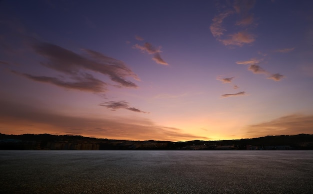 Piso de asfalto vazio com céu pôr do sol