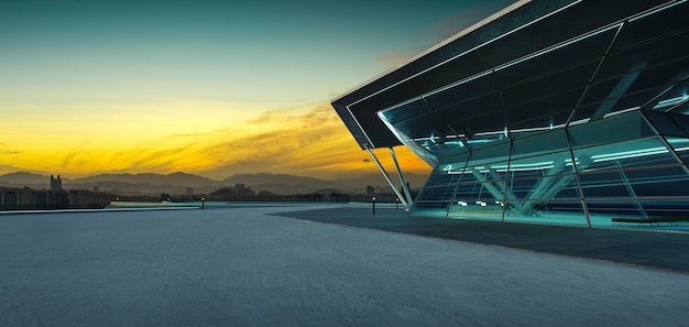 Piso de concreto vazio 3D com design de forma poligonal exterior de edifício moderno