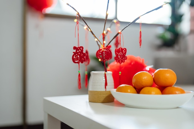 Foto piso decorado poniendo colgante tradicional a las celebraciones rojas del año nuevo chino para la buena suerte