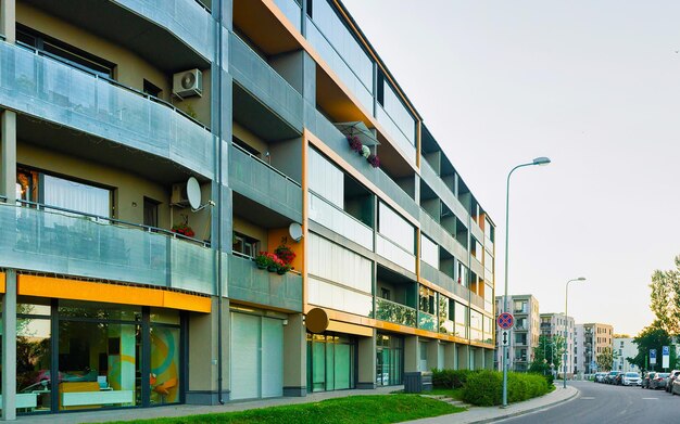 Piso en edificio residencial exterior. estructura de vivienda en la casa moderna azul de europa. casa de alquiler en el distrito de la ciudad en verano. alta arquitectura de paredes y vidrios para inversión inmobiliaria empresarial.