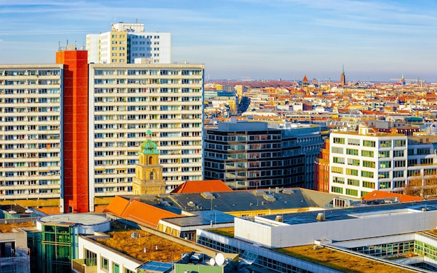 Foto piso en edificio residencial exterior. estructura de vivienda en la casa moderna azul de europa. casa de alquiler en el distrito de la ciudad en verano. arquitectura para inversión inmobiliaria empresarial en berlín, alemania.