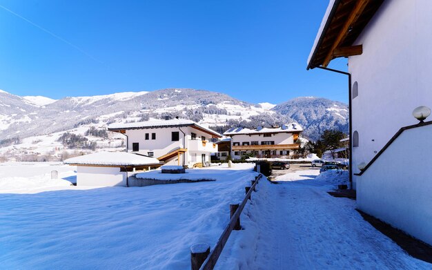 Piso en edificio residencial exterior. Estructura de vivienda en la casa moderna azul de Europa. Casa de alquiler en el distrito de la ciudad en verano. Arquitectura para inversión inmobiliaria empresarial, Mayrhofen Austria.