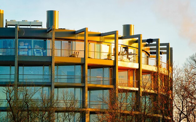 Piso en edificio residencial exterior. Estructura de vivienda en la casa moderna azul de Europa. Casa de alquiler en el distrito de la ciudad en verano. Arquitectura para inversiones inmobiliarias comerciales en Riga, Letonia.