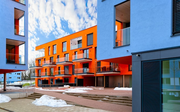 Piso en edificio residencial exterior. Estructura de vivienda en la casa moderna azul de Europa. Casa de alquiler en el distrito de la ciudad en verano. Arquitectura para inversiones inmobiliarias comerciales, Salzburgo, Austria.