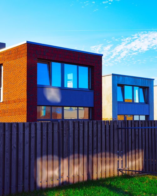 Piso en edificio residencial exterior. Estructura de vivienda en la casa moderna azul de Europa. Casa de alquiler en el distrito de la ciudad en verano. Arquitectura para inversiones inmobiliarias comerciales, Vilnius, Lituania.