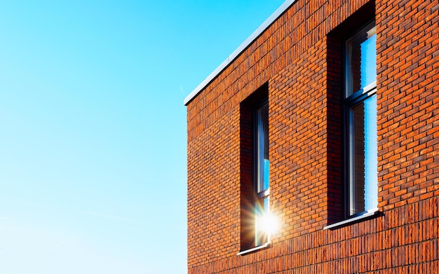 Piso en edificio residencial exterior. Estructura de vivienda en la casa moderna azul de Europa. Casa de alquiler en el distrito de la ciudad en verano. Arquitectura para inversiones inmobiliarias comerciales, Vilnius, Lituania.