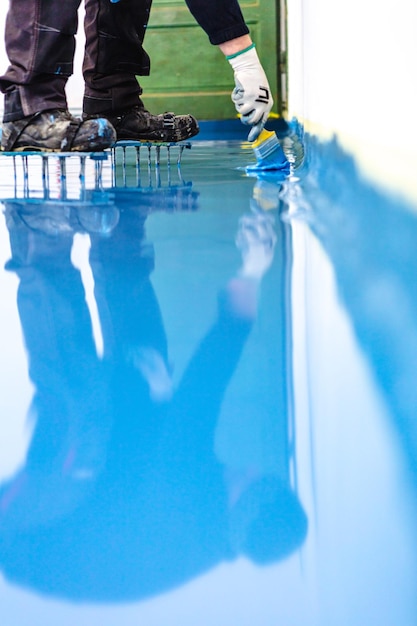 Foto piso de epoxi azul autonivelante en el gimnasio