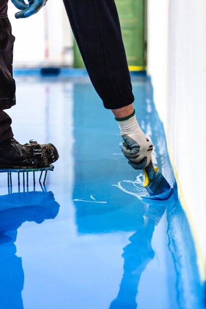 Foto piso de epoxi azul autonivelante en el gimnasio