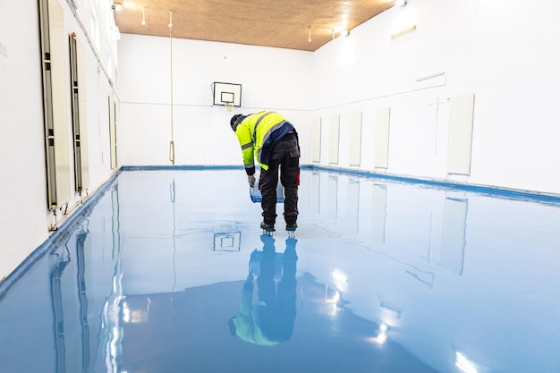 Foto piso epóxi azul autonivelante na academia