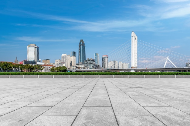 Piso de ladrillo vacío con fondo de horizonte de la ciudad