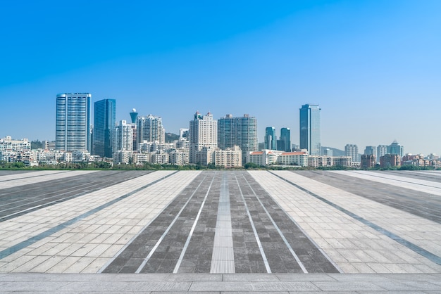 Piso de ladrillo vacío con fondo de horizonte de la ciudad