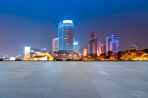 Piso de ladrillo vacío con fondo de horizonte de la ciudad