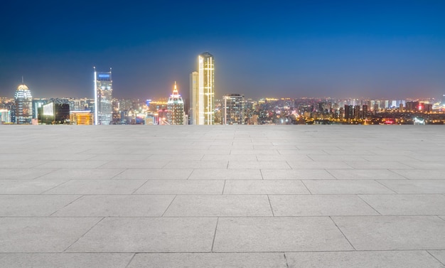 Piso de ladrillo vacío con fondo de horizonte de la ciudad