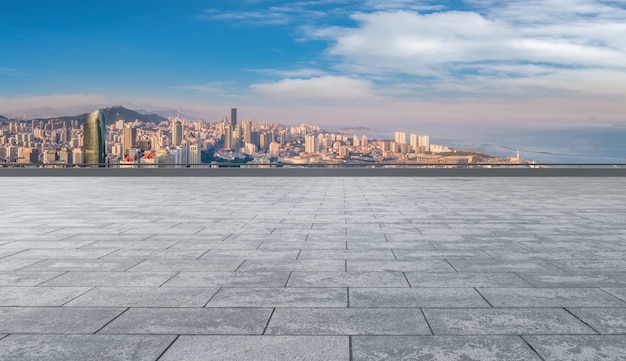 Piso de ladrillo vacío con fondo de horizonte de la ciudad