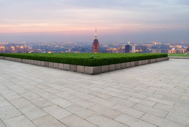 Piso de ladrillo vacío con fondo de horizonte de la ciudad