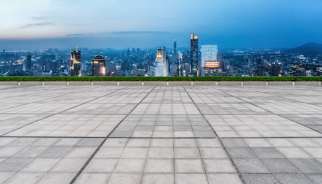 Foto piso de ladrillo vacío con fondo de horizonte de la ciudad