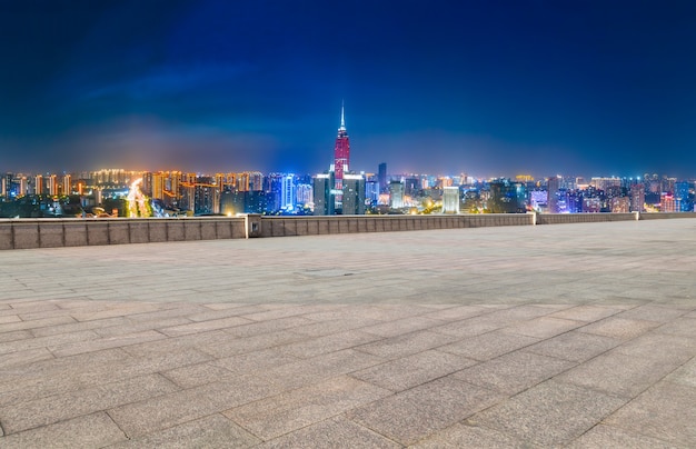 Piso de ladrillo vacío con fondo de horizonte de la ciudad