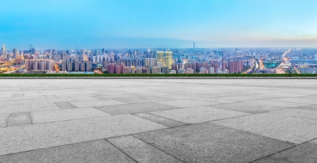 Foto piso de ladrillo vacío con fondo de horizonte de la ciudad