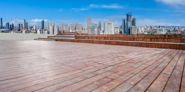 Piso de ladrillo vacío con fondo de horizonte de la ciudad