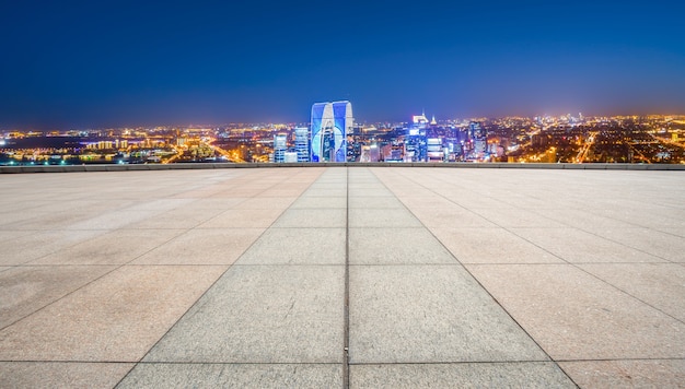 Piso de ladrillo vacío con fondo de horizonte de la ciudad