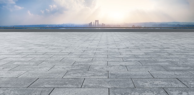 Piso de ladrillo vacío con fondo de horizonte de la ciudad