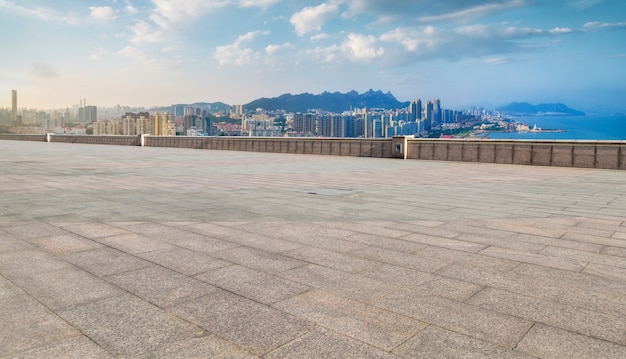 Piso de ladrillo vacío con fondo de horizonte de la ciudad