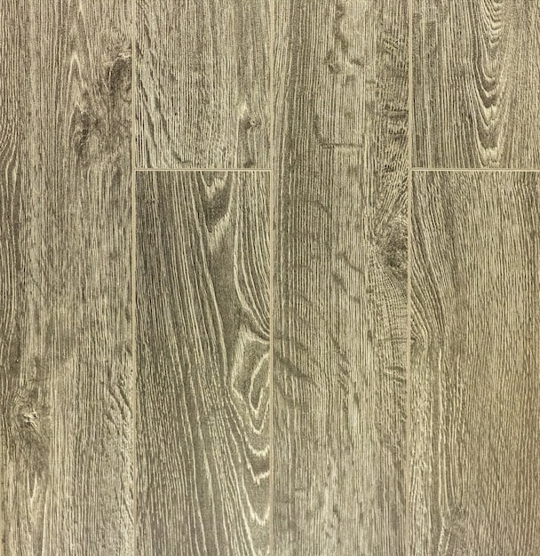 Piso laminado com padrão de madeira marrom