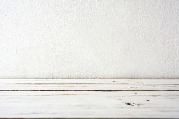 Piso de madera blanca rústica y espacio de copia de pared blanca