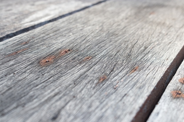 El piso de madera está hecho de tablas de madera viejas con hermosos diseños.