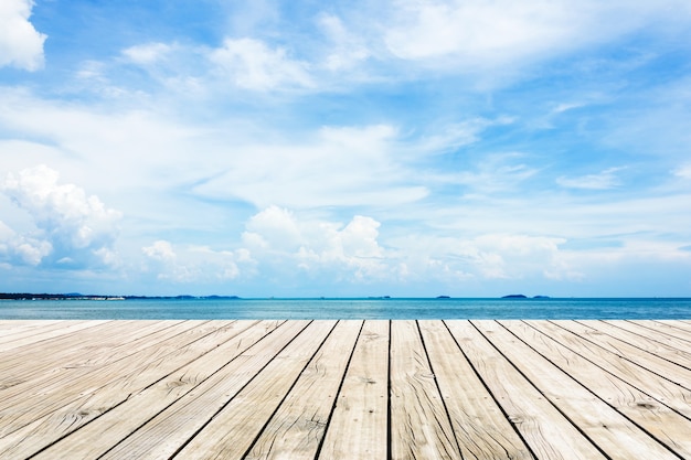 Foto piso de madera con fondo azul del mar y el cielo