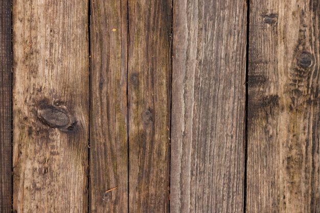 Piso de madera de tablas viejas con nudos y grietas con clavos oxidados