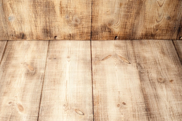 Piso de madera de tablón oscuro y fondo de perspectiva de textura de pared para montar o exhibir sus productos, plantilla de maqueta para su diseño. Vista horizontal.